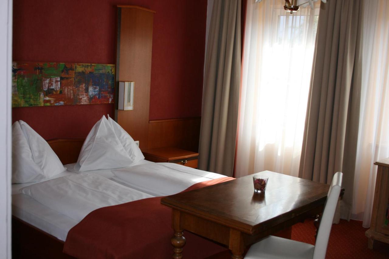 Gasthaus-Pension Schwarzer Graf วินดิชการ์สเทิน ภายนอก รูปภาพ